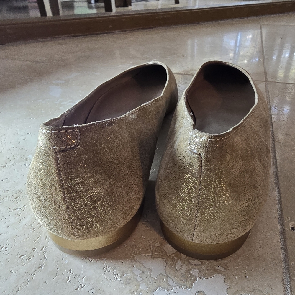 Donald J. Pliner Gold Women's  Pointed Toe Flats SZ 8.5 - Picture 5 of 9